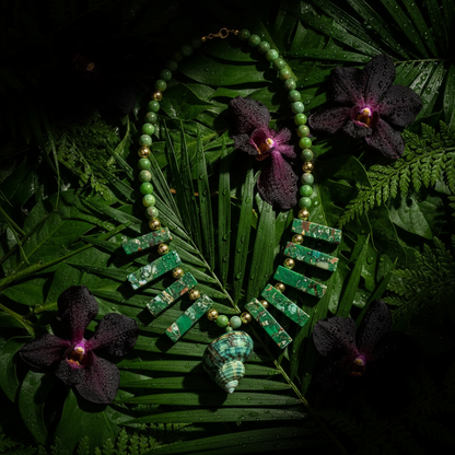 Collar sobre flores