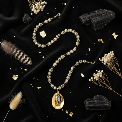 Savanna Noir — flat lay en terciopelo negro con oro